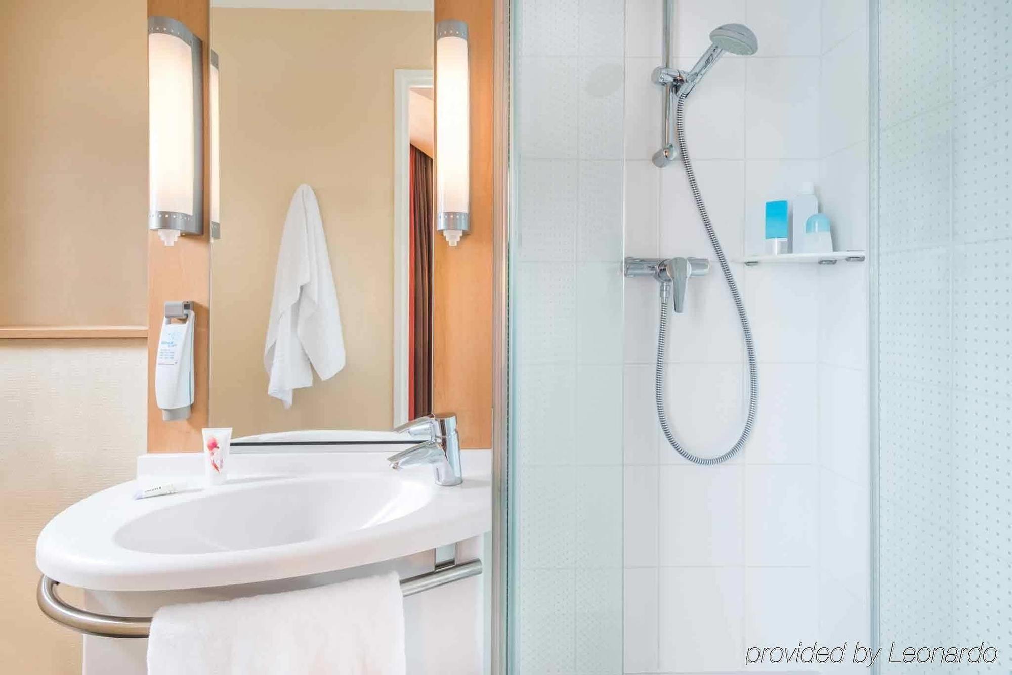 Отель Ibis Nantes Centre Tour Bretagne Экстерьер фото